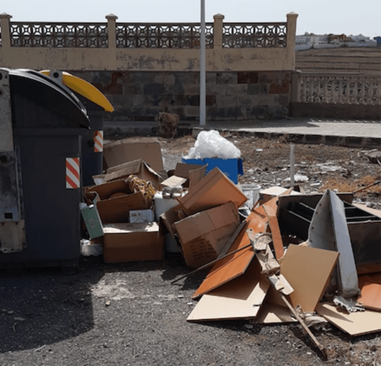 Imagen de un vertido de basura, escombros y trastos en Hoya del Pozo (Foto TA)